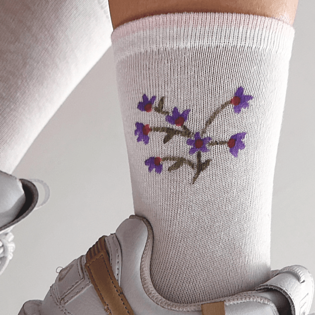 Chaussettes fleurs violettes bord rose pastel